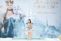 氷の玉座に腰かける本田紗来。