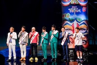 会見の登壇者たち。