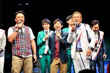 会見でMCを務める、たむらけんじ（手前左）、じゅんいちダビッドソン（手前右）ら登壇者たち。