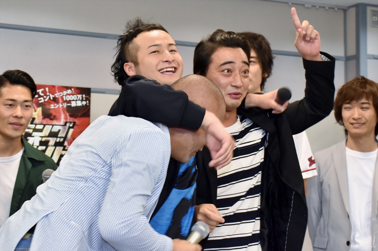 ジャングルポケット斉藤とコロコロチキチキペッパーズ・ナダルに、バンビーノ石山が“ニーブラ”を仕掛けた場面。
