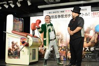 ギャグ「ひぐちアッパー」を披露する髭男爵・ひぐち君。