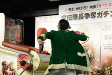 パンチを放つ髭男爵・ひぐち君。