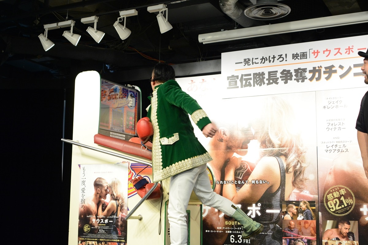 パンチを放つ髭男爵・ひぐち君。