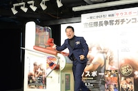 パンチを放つテル。