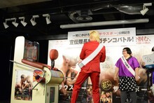 パンチを放つメイプル超合金・カズレーザー。