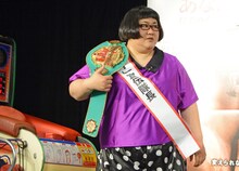 ベルトを肩にかけるメイプル超合金・安藤。