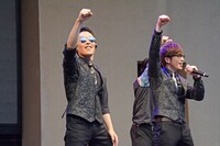 「TONIGHT」を歌う（左から）中田敦彦、藤森慎吾。