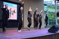 「TONIGHT」を披露するRADIO FISH。