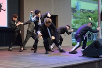 「TONIGHT」を披露するRADIO FISH。