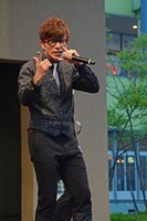 「TONIGHT」を歌う藤森慎吾。