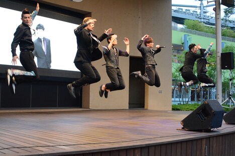 「PARADISE」を披露するRADIO FISH。