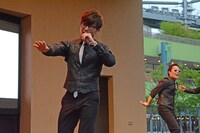 「PARADISE」を歌う藤森慎吾。