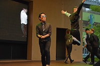 「PARADISE」を披露するRADIO FISH。