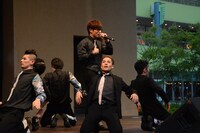 「PARADISE」を披露するRADIO FISH。