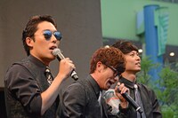 トーク中の（左から）中田敦彦、藤森慎吾、SHiN。