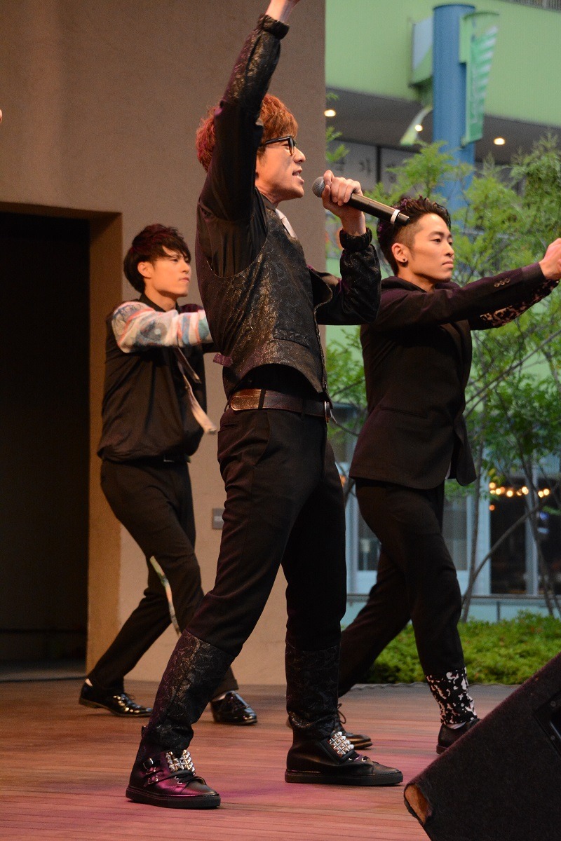 「PERFECT HUMAN」を披露するRADIO FISH。