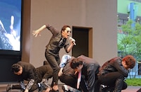 「PERFECT HUMAN」を披露するRADIO FISH。