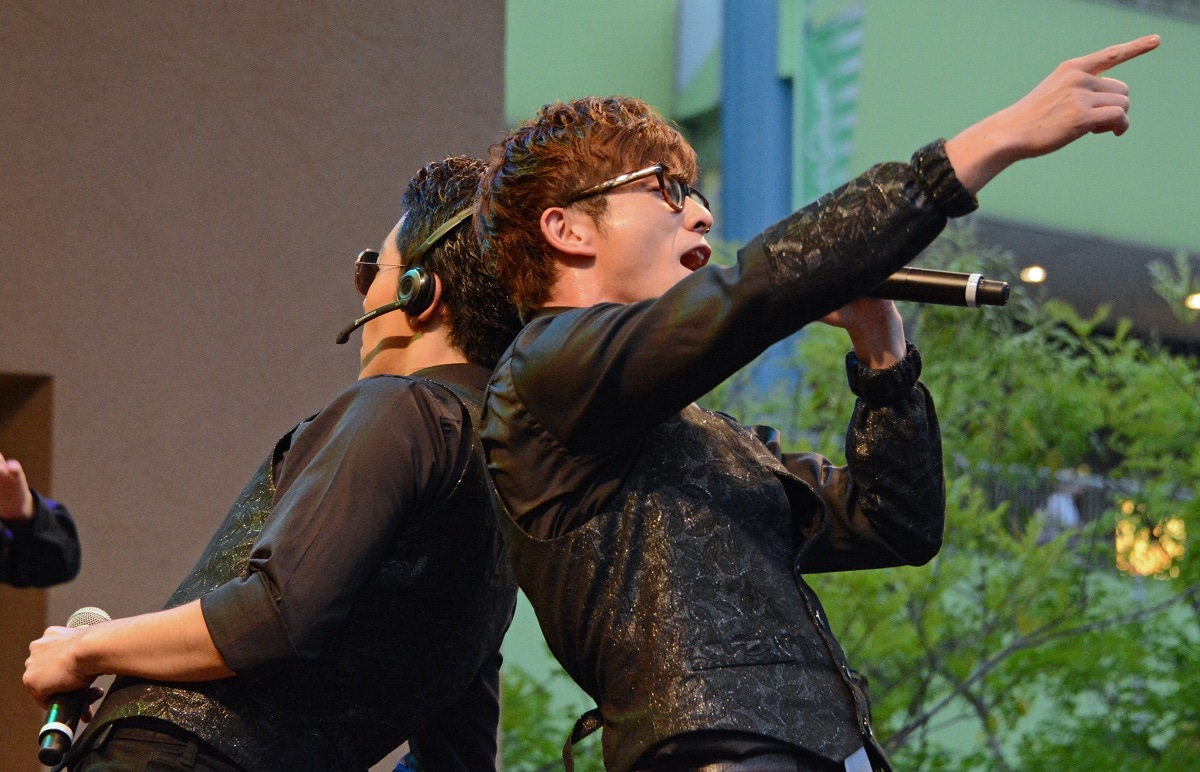 「PERFECT HUMAN」を歌う（左から）中田敦彦、藤森慎吾。