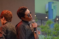 「PERFECT HUMAN」を歌う中田敦彦。