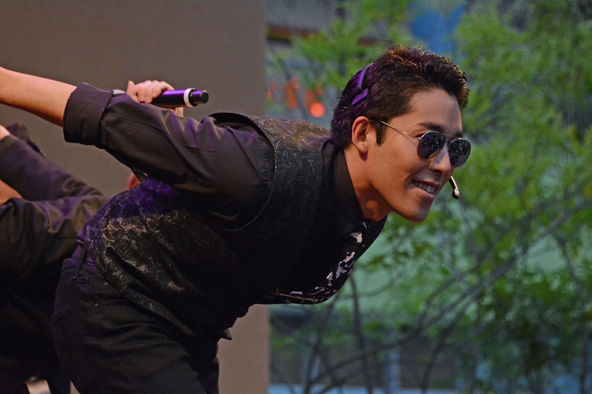 「PERFECT HUMAN」を踊る中田敦彦。