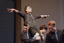 「PERFECT HUMAN」を披露するRADIO FISH。