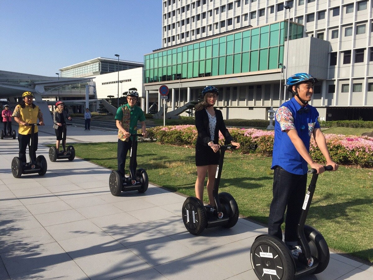 ザキヤマ＆ロバートが金髪美女たちとセグウェイツアー、最後はキスかビンタ