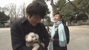 犬を抱くココリコ田中（左）。(c)NHK