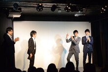 オープニングであげあげポーズを披露するコマンダンテ安田（左から3人目）。