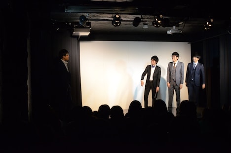 “大先輩”のヤーレンズ楢原(左端)と同期の3人。