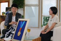 （左から）小籔千豊、野口みずき。(c)関西テレビ