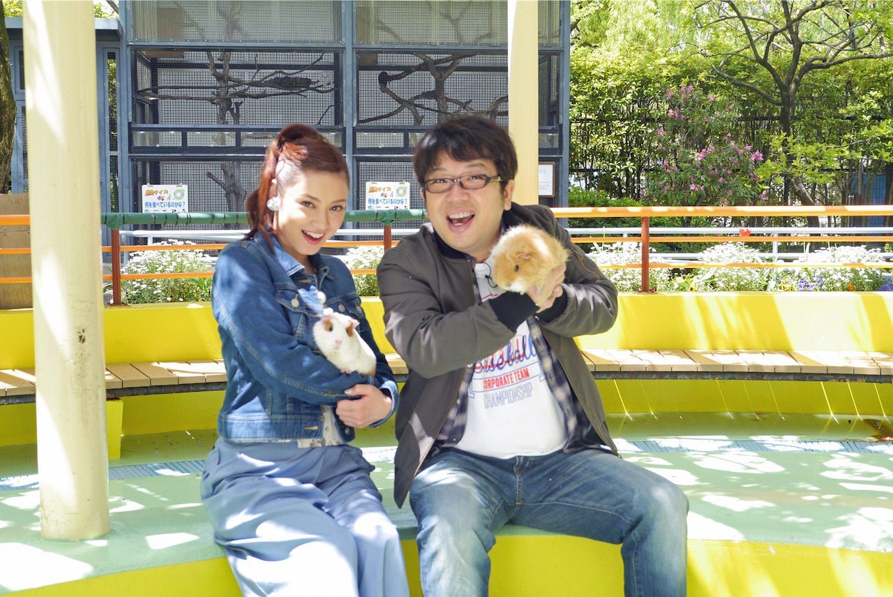 「極上空間 ～小さなクルマ、大きな未来。～」に出演するキャイ～ン天野（右）、平愛梨（左）。(c)BS朝日