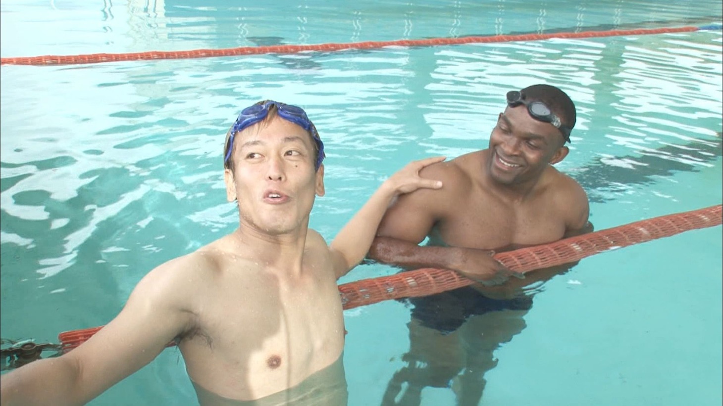 （左から）じゅんいちダビッドソン、エリック・ムサンバニ氏。(c)関西テレビ