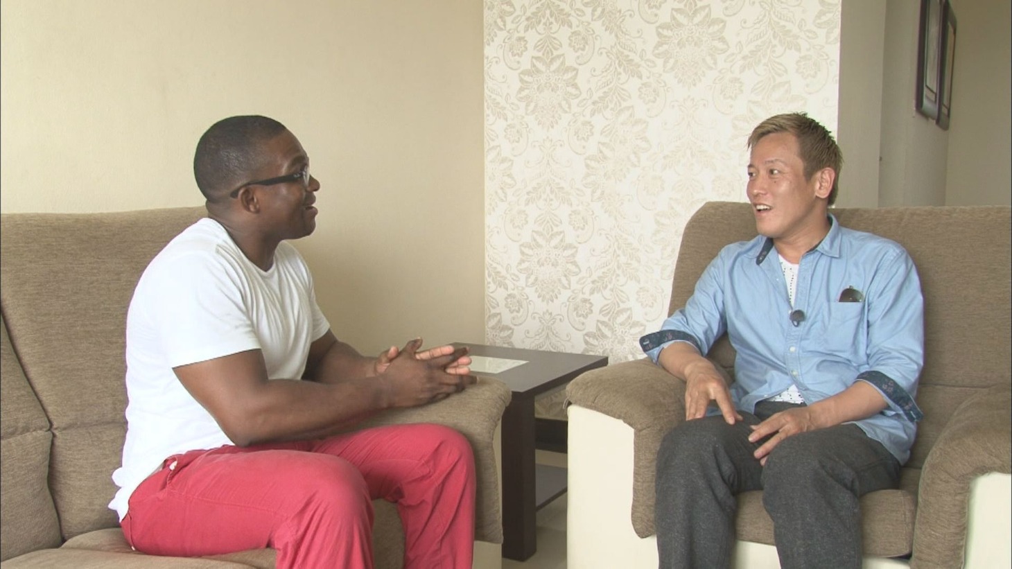 （左から）エリック・ムサンバニ氏、じゅんいちダビッドソン。(c)関西テレビ