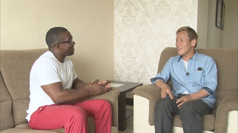 (左から)エリック・ムサンバニ氏、じゅんいちダビッドソン。(c)関西テレビ