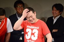 「即興絶叫ゲーム」に参加するモグライダーともしげ。