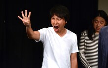 「即興絶叫ゲーム」に参加するトップリード新妻。