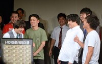 「賞金20万争奪『K-PRO春の最強ネタ決定戦2016』」で優勝したトップリード（右）に賞金を渡すねじ瀬下（左）。
