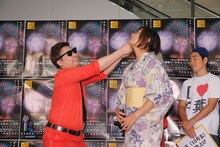 両手でアゴクイをしてみせる8.6秒バズーカーはまやねん（左）。