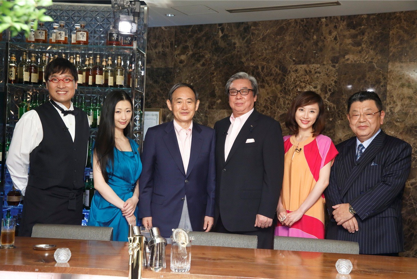 「言論BAR」に出演する南海キャンディーズ山里（左端）。(c)BS朝日