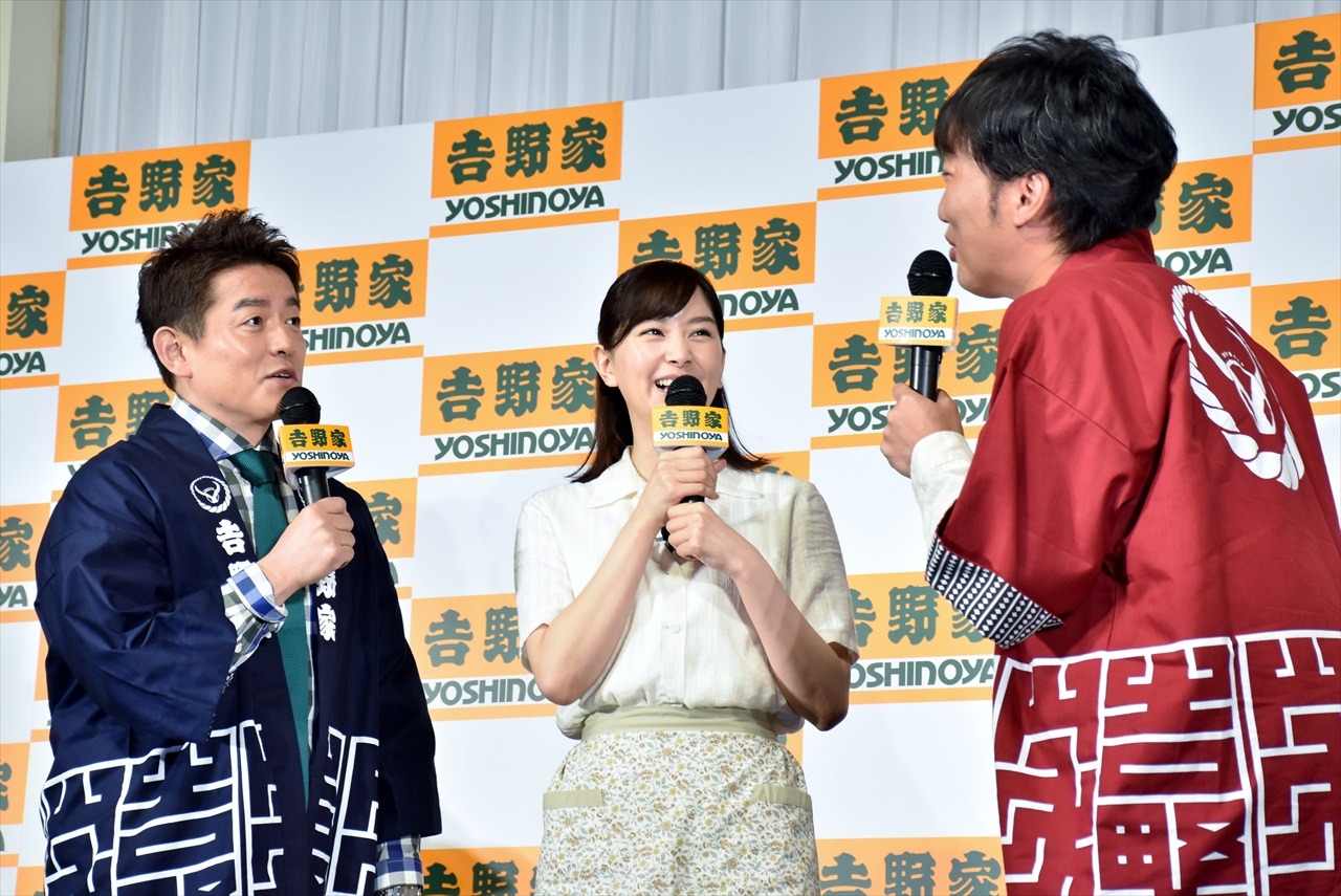スピードワゴンと石橋杏奈（中央）。