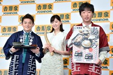 スピードワゴンと石橋杏奈（中央）。