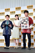 スピードワゴンと石橋杏奈（中央）。