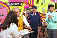 バイきんぐ小峠がスタッフから誕生日ケーキを受け取る様子。