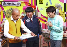 スタッフから誕生日ケーキを受け取ったバイきんぐ小峠（左）。