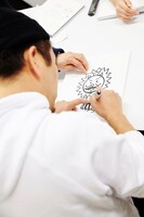 イラストを描くFUJIWARA藤本。