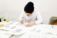 イラストを描くFUJIWARA藤本。