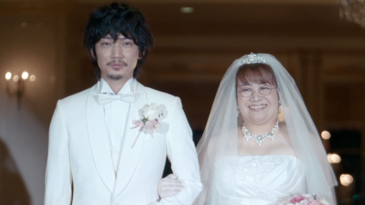 「ずっとドコモ割『結婚式』篇」に出演する綾野剛とハリセンボン春菜（左から）。