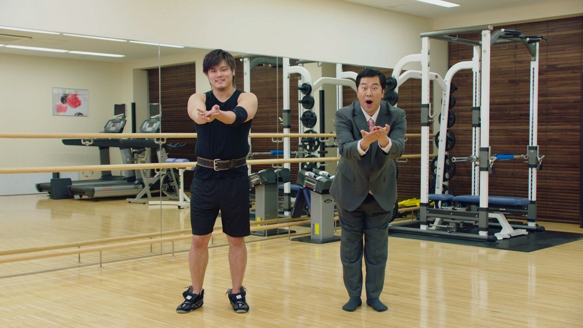 「Face to Face Music Video」に出演する（左から）橋本大地、とにかく明るい安村。