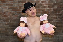 「R-1ぐらんぷり2016優勝者特番」の記者会見で、双子の女児が誕生したことを発表したハリウッドザコシショウ。