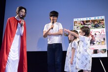 馬鹿よ貴方は・平井“ファラオ”光（左）を指差して「カミサカ！」と叫ぶりんか＆あんな（右）。